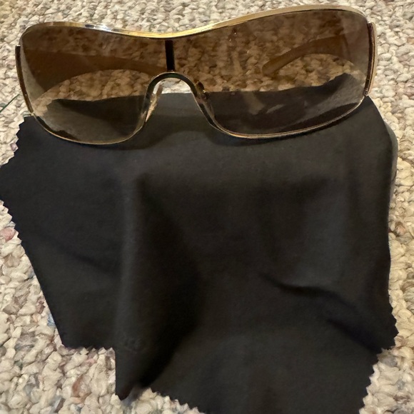 Beautiful gold-rimmed Prada sunglasses with logo. Case and cloth included! - Picture 2 of 16